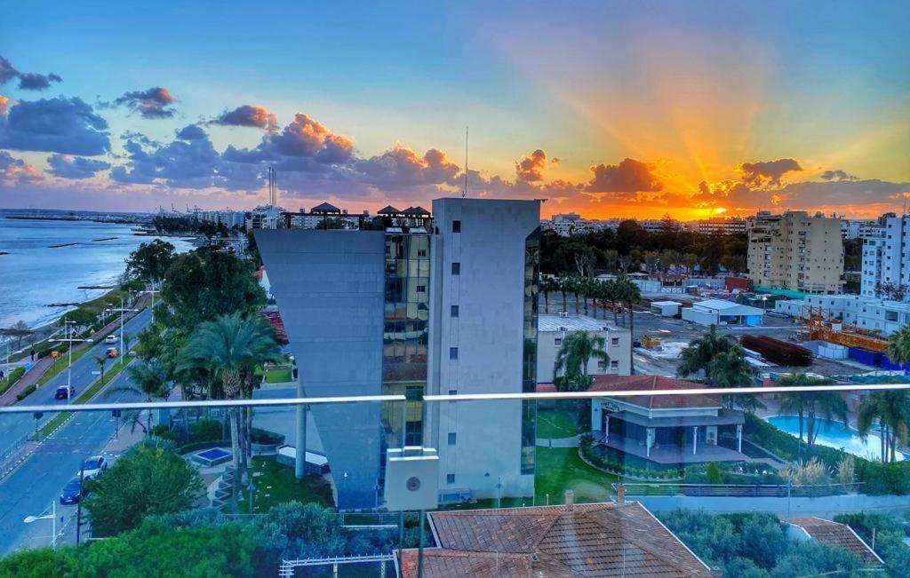 The White Pearl Suite - Beach Front City Centre With Sea View. Limassol Exterior foto